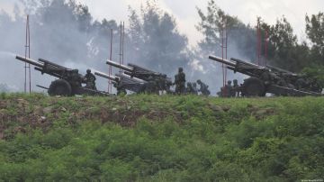 Soldados disparan obuses en un ejercicio militar en la región taiwanesa de Pingtung. (9.08.2022).