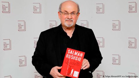 El ataque a Salman Rushdie convoca al espíritu del ayatolá Jomeini