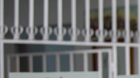 Un bombero camina junto a las fotos y los ataúdes de los fallecidos en los incendios de Matanzas.