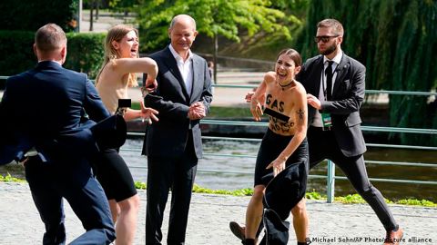 Sorprenden a Scholz activistas en topless contra guerra en Ucrania