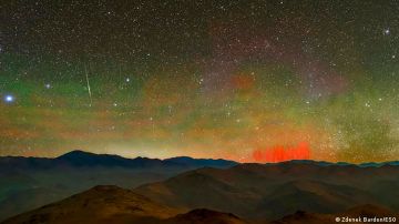 Avistan extrañas luces rojas que brillan en el cielo del desierto de Atacama en Chile