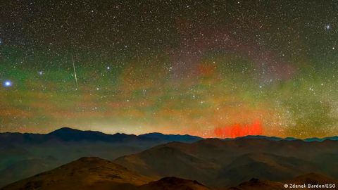 Avistan extrañas luces rojas que brillan en el cielo del desierto de Atacama en Chile