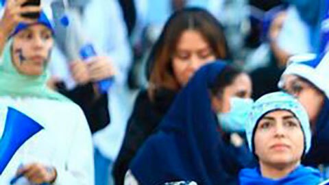 Mujeres iraníes asisten a partido de fútbol por primera vez en 40 años