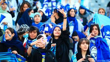Mujeres iraníes asisten a partido de fútbol por primera vez en 40 años