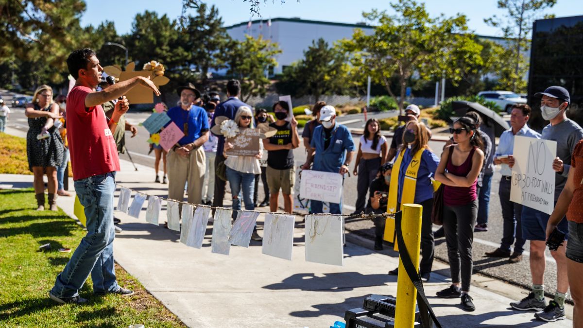 Una protesta contra construir un muro que divida el Parque de la Amistad en la frontera entre San Diego y Tijuana.