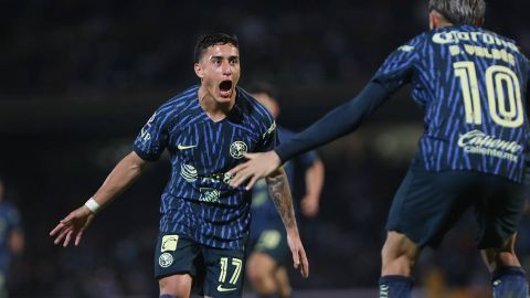 Alejandro Zendejas (i) del América celebra hoy con su compañero Diego Valdés tras anotar contra Pumas.