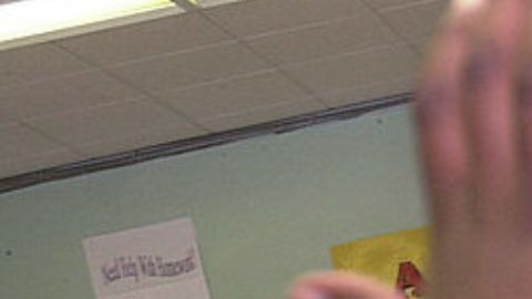 Alumnos de secundaria de Los Ángeles le regalan un automóvil a su maestro Le importa nuestro futuro