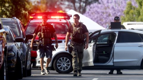 Anciano dueño de licorería de California se viste de héroe y hiere con escopeta a un asaltante armado con rifle AR-15