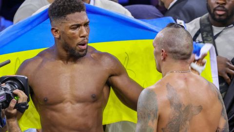 Anthony Joshua enaltece la gallardía de Oleksandr Usyk y la bandera de Ucrania.