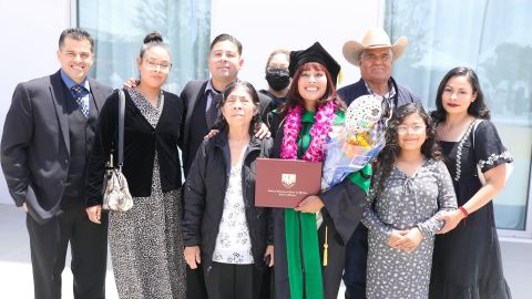 Margartia Martínez junto a seres queridos en su graduación de doctora. (Suministrada)