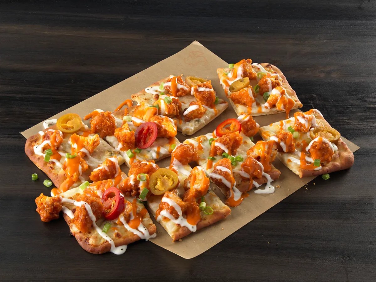 Buffalo Wild Wings lanza su primera pizza y estará cubierta con alitas - La  Opinión