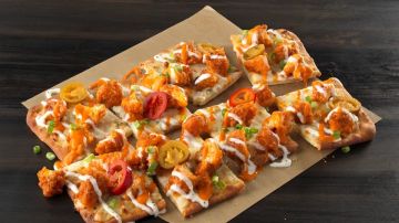 Imagen de una pizza de Buffalo Wild Wings con varios ingredientes y salsas.