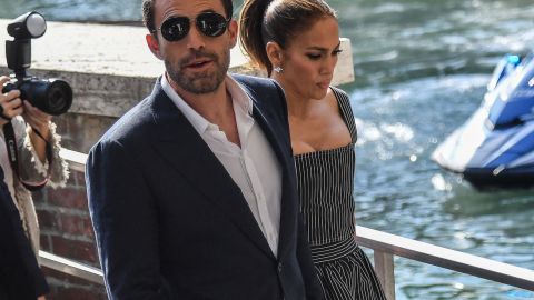 A Ben Affleck se le cae algo de su boca junto a Jennifer Lopez. Aseguran que es un diente