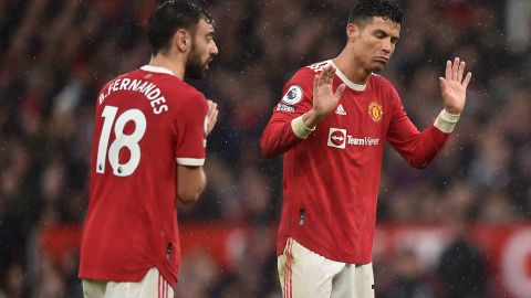 Bruno Fernandes junto a Cristiano Ronaldo en un partido del Manchester United.