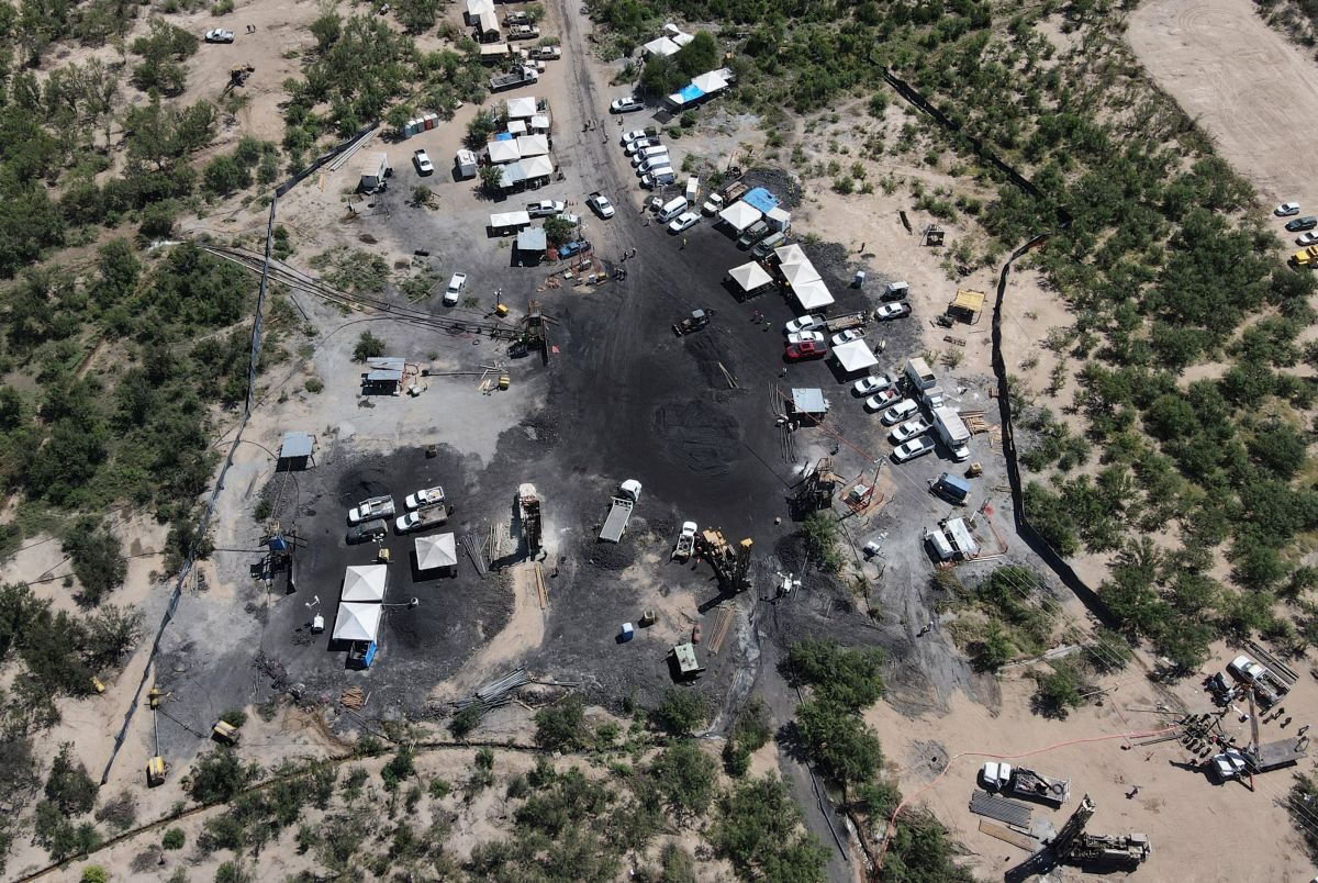 Vista aérea de la mina de carbón inundada donde 10 mineros han quedado atrapados tras un deslizamiento de tierra, en la comunidad de Agujita.