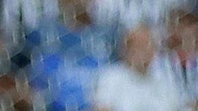 Celso Ortíz (centro) de Rayados de Monterrey disputa un balón con Luis Quiñones (abajo) de Tigres.