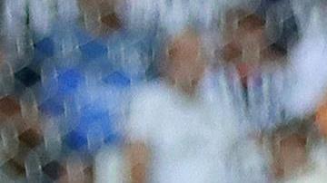 Celso Ortíz (centro) de Rayados de Monterrey disputa un balón con Luis Quiñones (abajo) de Tigres.