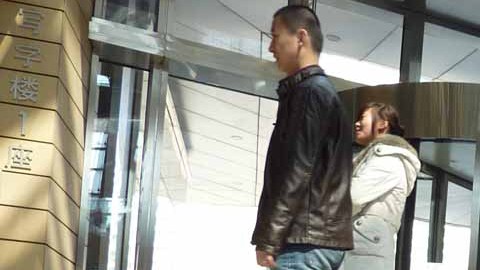 Vehículo ingresa a una plaza comercial