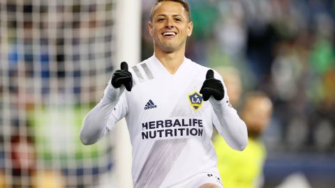 Chicharito celebrando un gol con la camiseta del LA Galaxy.