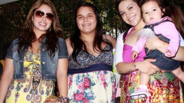 Chiquis Rivera y sus hermanas Jencika Lopez y Jacqie Rivera en compañía de la hija de Lupillo Rivera, Ayana, en el 2010.