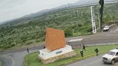 Comando armado secuestra a civiles
