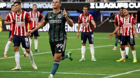 Dejan Jovelji celebra el primer gol del LA Galaxy contra las Chivas.