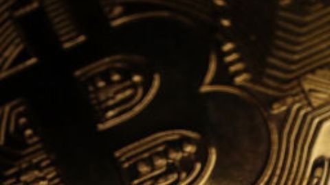 Depositan más de 10 millones de dólares en criptomonedas a mujer, ella se lo gasta en una mansión