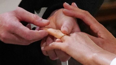 Mujer llega a la boda de su ex, es agredida y humillada por la novia
