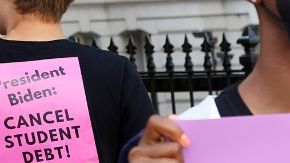 Estudiantes han pedido al presidente Biden cancelar la deuda estudiantil.