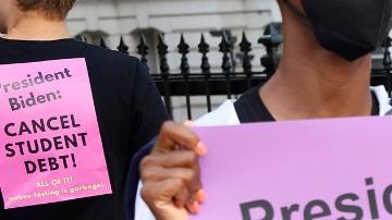 Estudiantes han pedido al presidente Biden cancelar la deuda estudiantil.