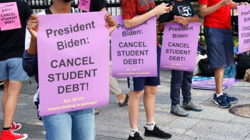 Estudiantes han pedido al presidente Biden cancelar la deuda estudiantil.