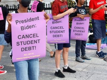 Estudiantes han pedido al presidente Biden cancelar la deuda estudiantil.