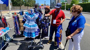 Los comerciantes esperaban tener buenas ventas durante el Día del Salvadoreño 2022 en Los Ángeles. (Araceli Martínez/La Opinión)