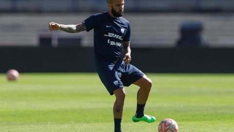 El brasileño Dani Alves, durante una sesión de entrenamiento con Pumas de la UNAM en el estadio Olímpico Universitario