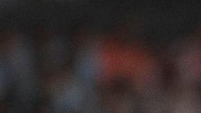 El centrocampista delantero del Real Madrid Luka Modric (c) pelea un balón con Gonçalo Paciencia (i), del Celta.