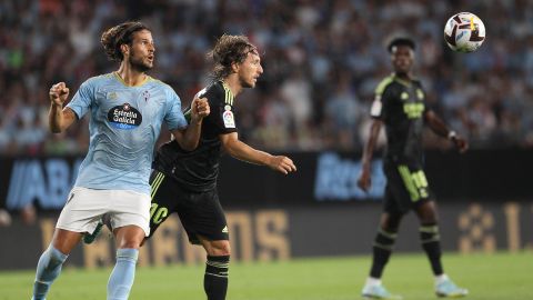 El centrocampista delantero del Real Madrid Luka Modric (c) pelea un balón con Gonçalo Paciencia (i), del Celta.