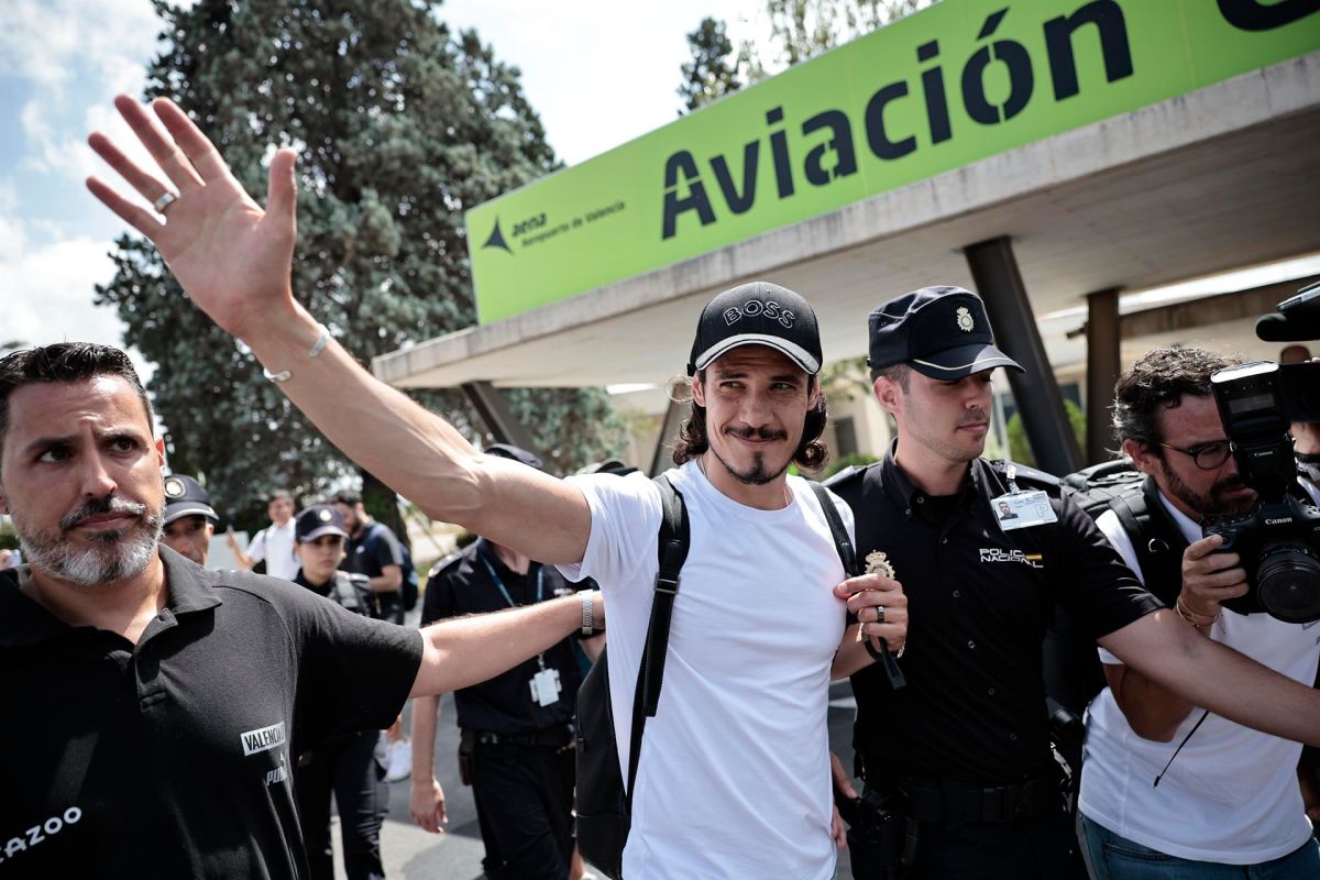 El delantero uruguayo Edinson Cavani a su llegada este lunes a València para firmar por el Valencia CF.