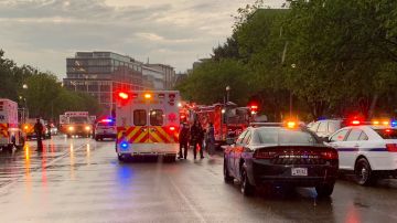 Bomberos y paramédicos socorren a personas lesionadas por un rayo cerca de la Casa Blanca.
