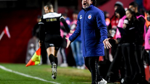Gabriel Milito dirigiendo un encuentro con Argentinos Juniors en el campeonato argentino de fútbol.