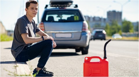 En ciertos estados de Estados Unidos, aplicar la técnica de ahorro de combustible que expondremos a continuación resulta ser ilegal