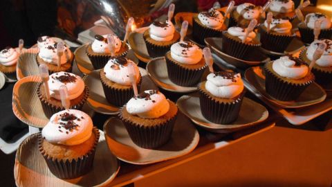 Gasta una fortuna para su fiesta de cumpleaños, la dejan plantada sus invitados