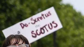 El juez descartó una demanda en contra de un médico que violó una ley estatal.
