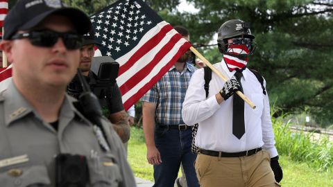 Los supremacistas blancos han salido a defender su ideología extremista.