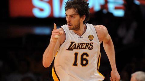 Lakers ya no contará con el número '16' en su camiseta.