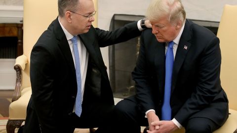 Durante su mandato, el expresidente Trump partipó en varias sesiones de oración en la Casa Blanca, como en 2018 con el pastor  Andrew Brunson.