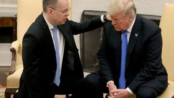 Durante su mandato, el expresidente Trump partipó en varias sesiones de oración en la Casa Blanca, como en 2018 con el pastor  Andrew Brunson.