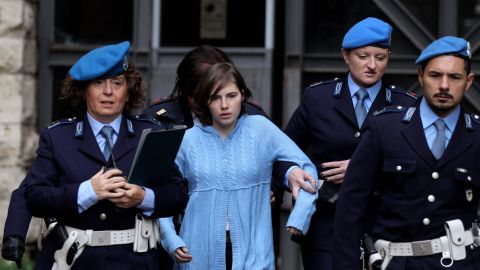 Amanda Knox es alejada del tribunal de apelaciones de Perugia por agentes de policía después de la primera sesión de su apelación contra su condena por asesinato el 24 de noviembre de 2010 en Perugia, Italia.