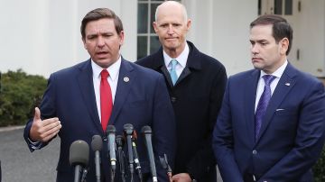 El gobernador de Florida, Ron DeSantis, y los senadores Rick Scott y Marco Rubio.