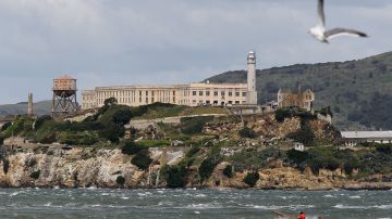 Desde que la Penitenciaría Federal de Alcatraz abrió sus puertas como un calabozo de máxima seguridad en 1934 en una isla desolada en medio de la Bahía de San Francisco, los funcionarios la promocionaron como " la prisión más segura de Estados Unidos".