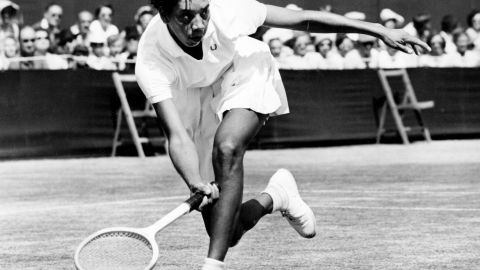 Fotografía tomada el 15 de junio de 1957 en Beckenham que muestra a la tenista estadounidense Althea Gibson en acción contra la estadounidense Darlene Hard.